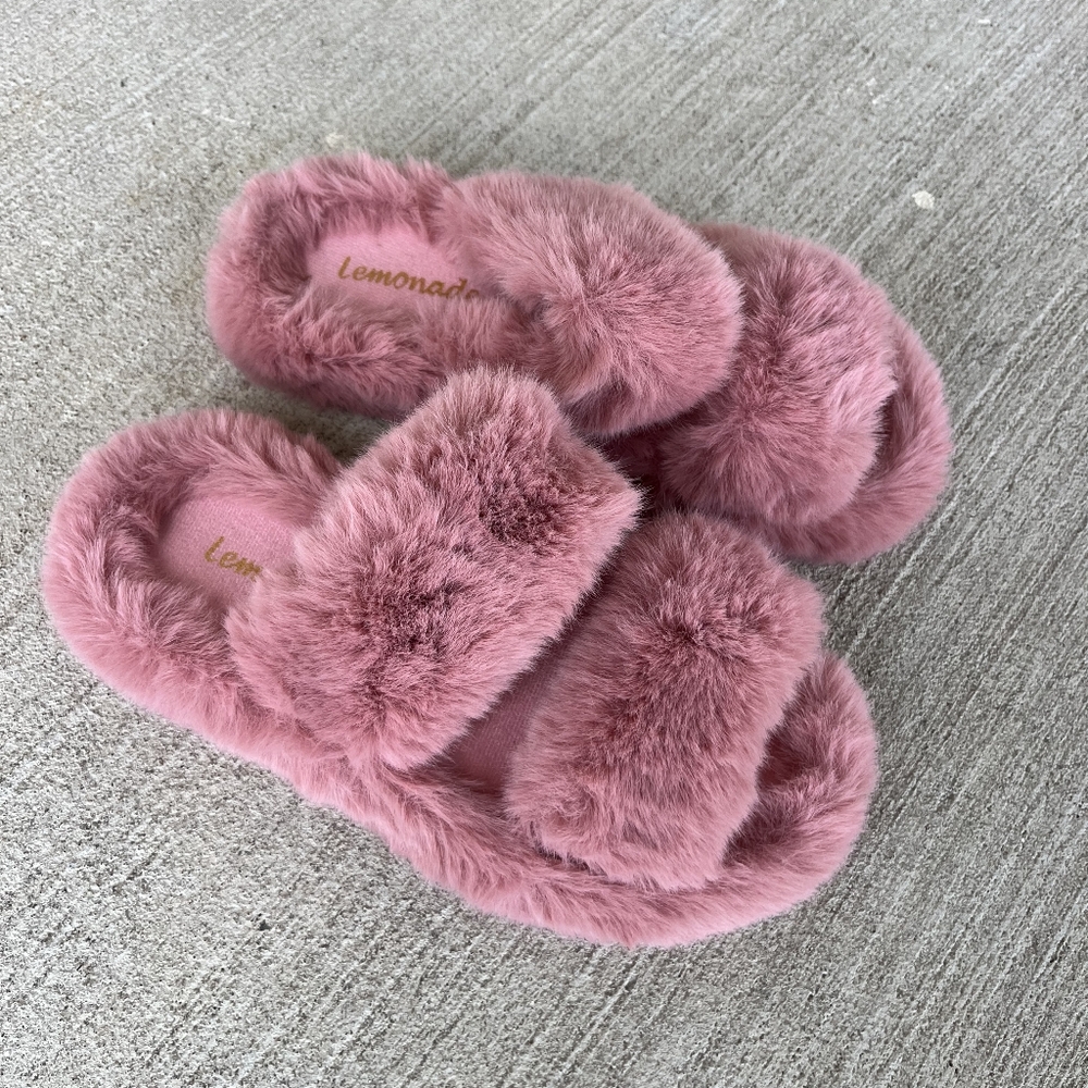 Woman Slippers - Picture 2 of 3